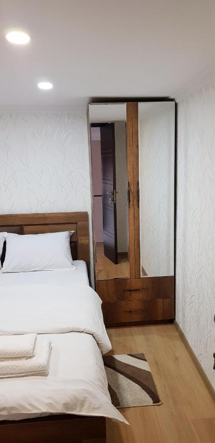 Bright And Cozy Apartment On Aghmashenebeli Avenue Tbilisi Luaran gambar